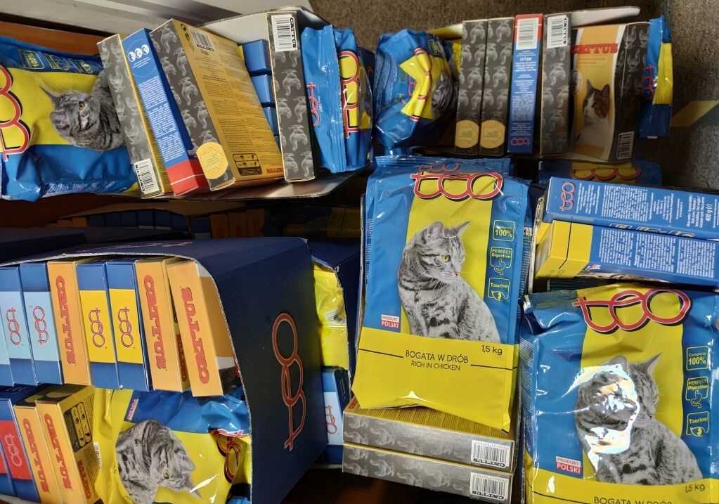 Paczkowana karma dla kotów. grafika